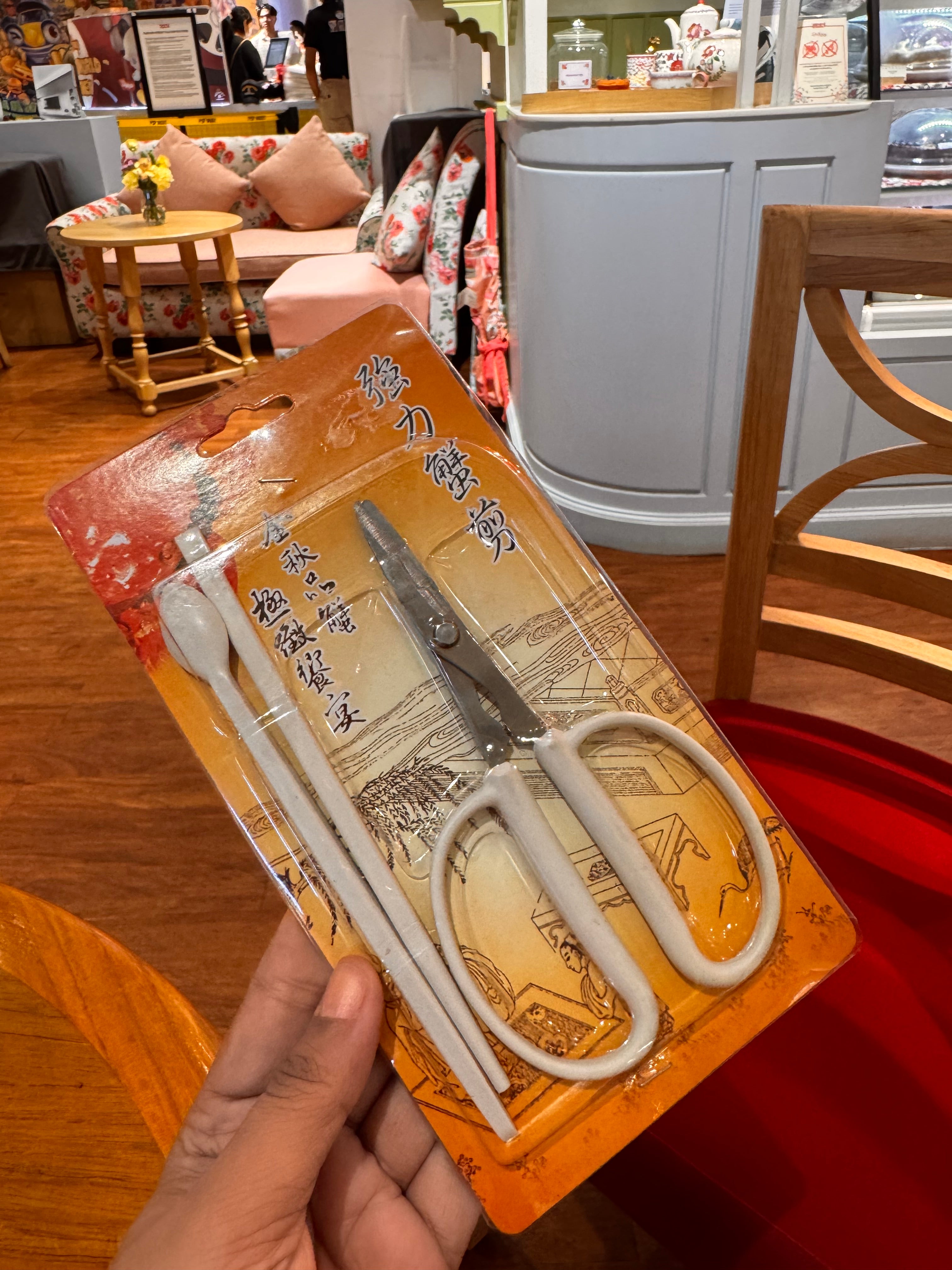 Sizzor with stir and spoon