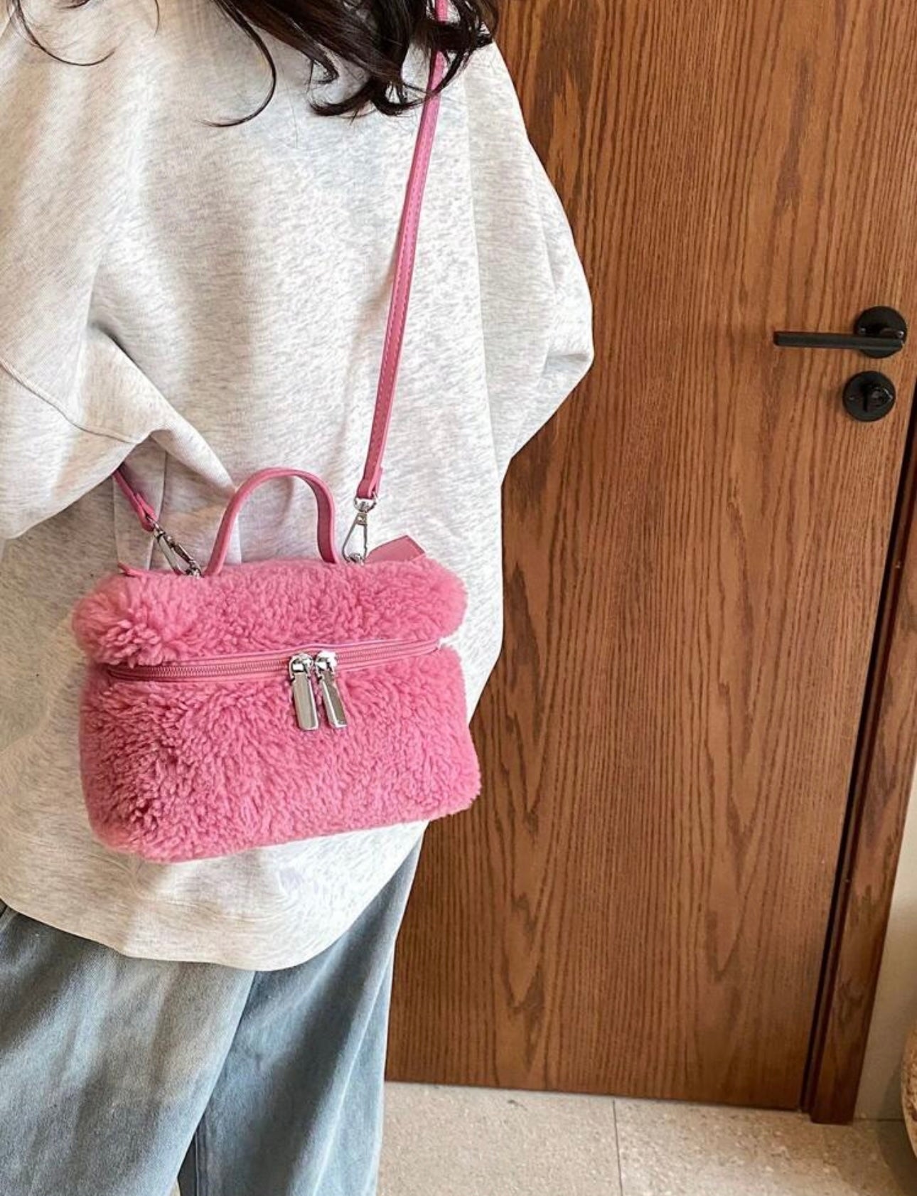 Women's Soft Fluffy Crossbody Bag Fluffy Top Handle Shoulder Bag Fall Winter Handbag Small Plush Furry Bucket Purse