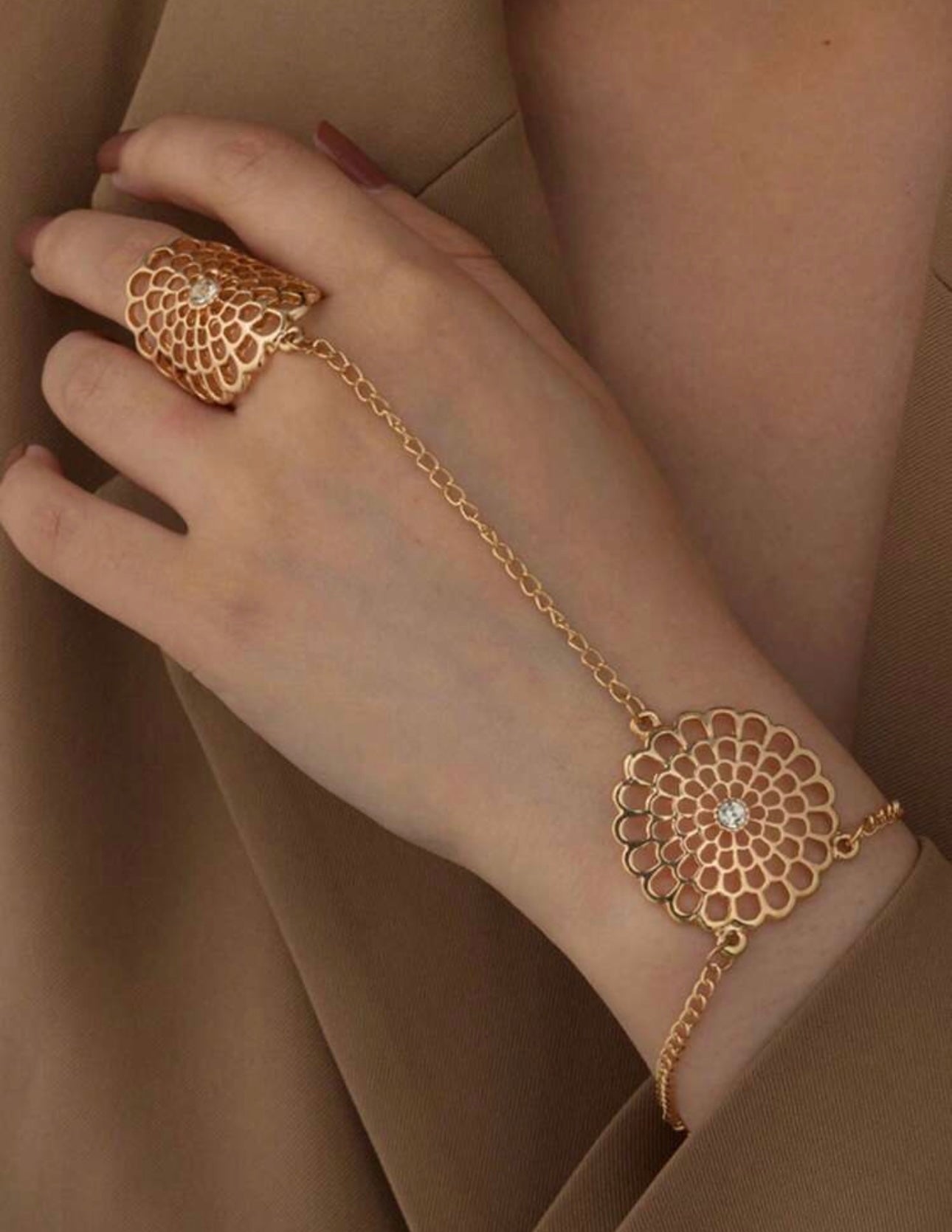 1pc Fashion Personalized Boho Hollow Rhinestone Flower Dreamcatcher Web Finger Ring Hand Chain, Vintage Accessory