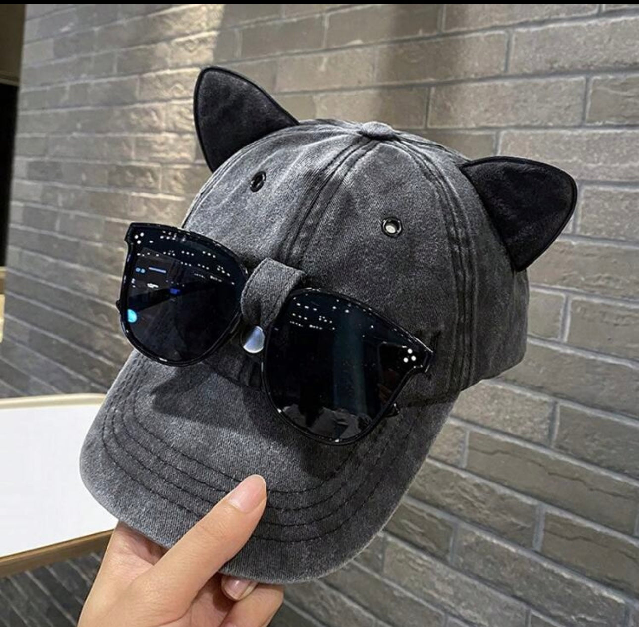 Denim cap with Sunglases