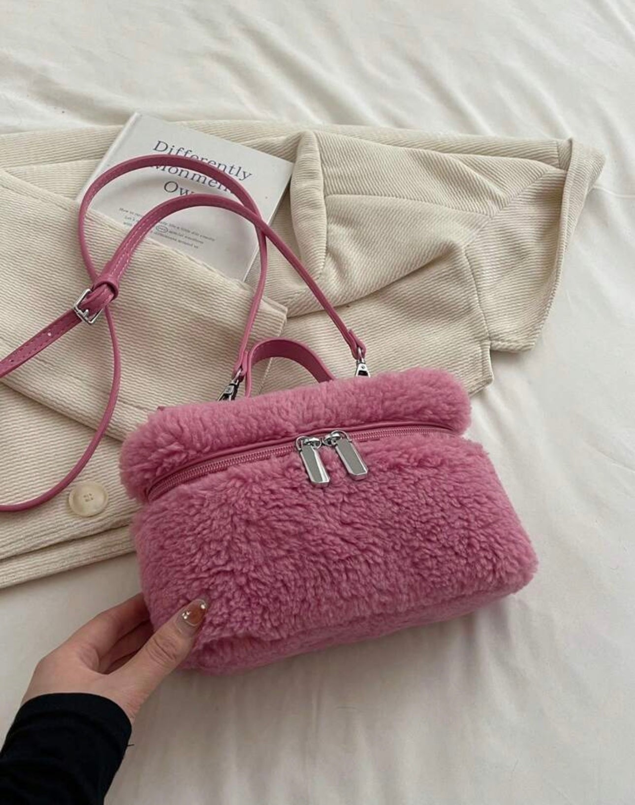 Women's Soft Fluffy Crossbody Bag Fluffy Top Handle Shoulder Bag Fall Winter Handbag Small Plush Furry Bucket Purse