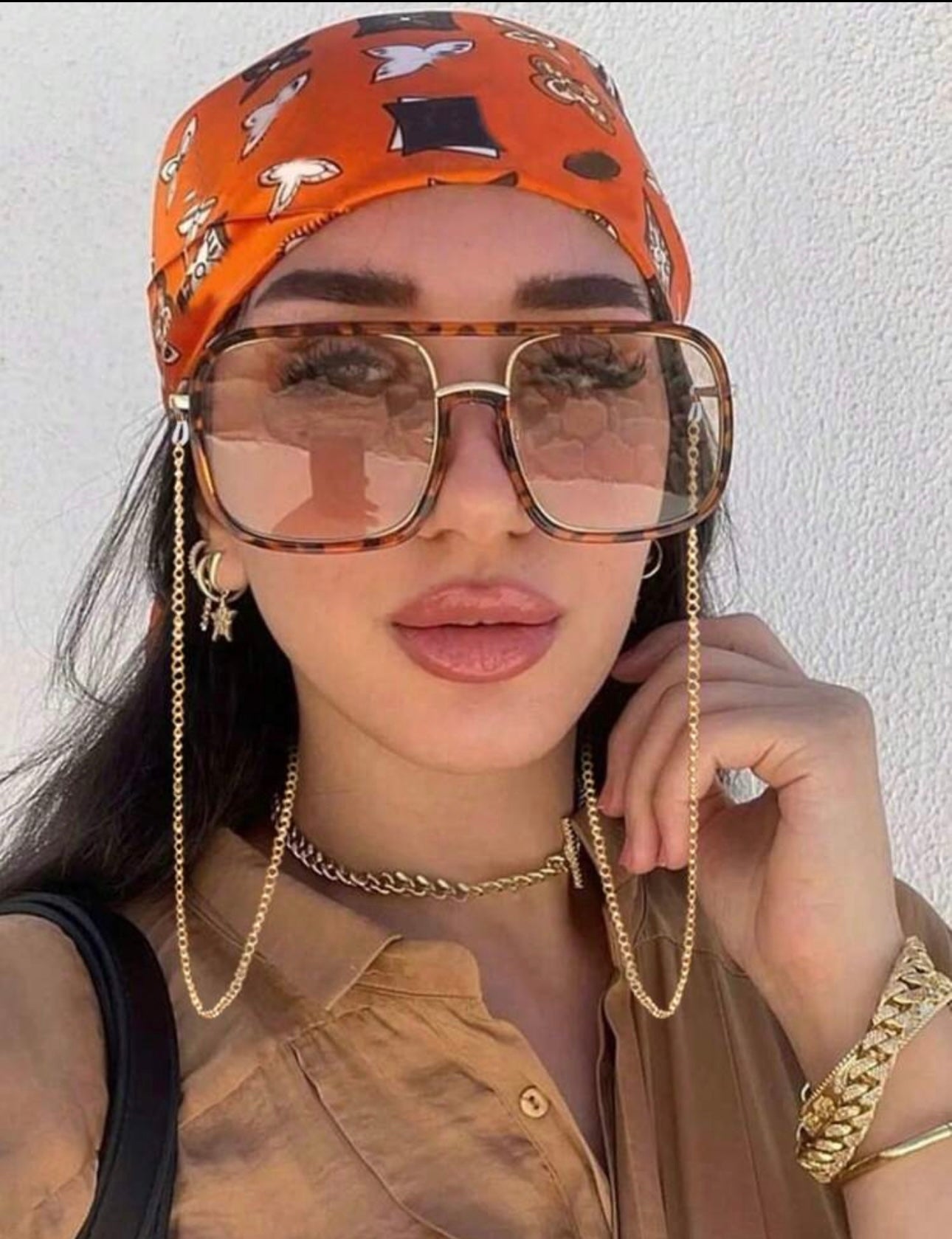 Leopard frame with chain