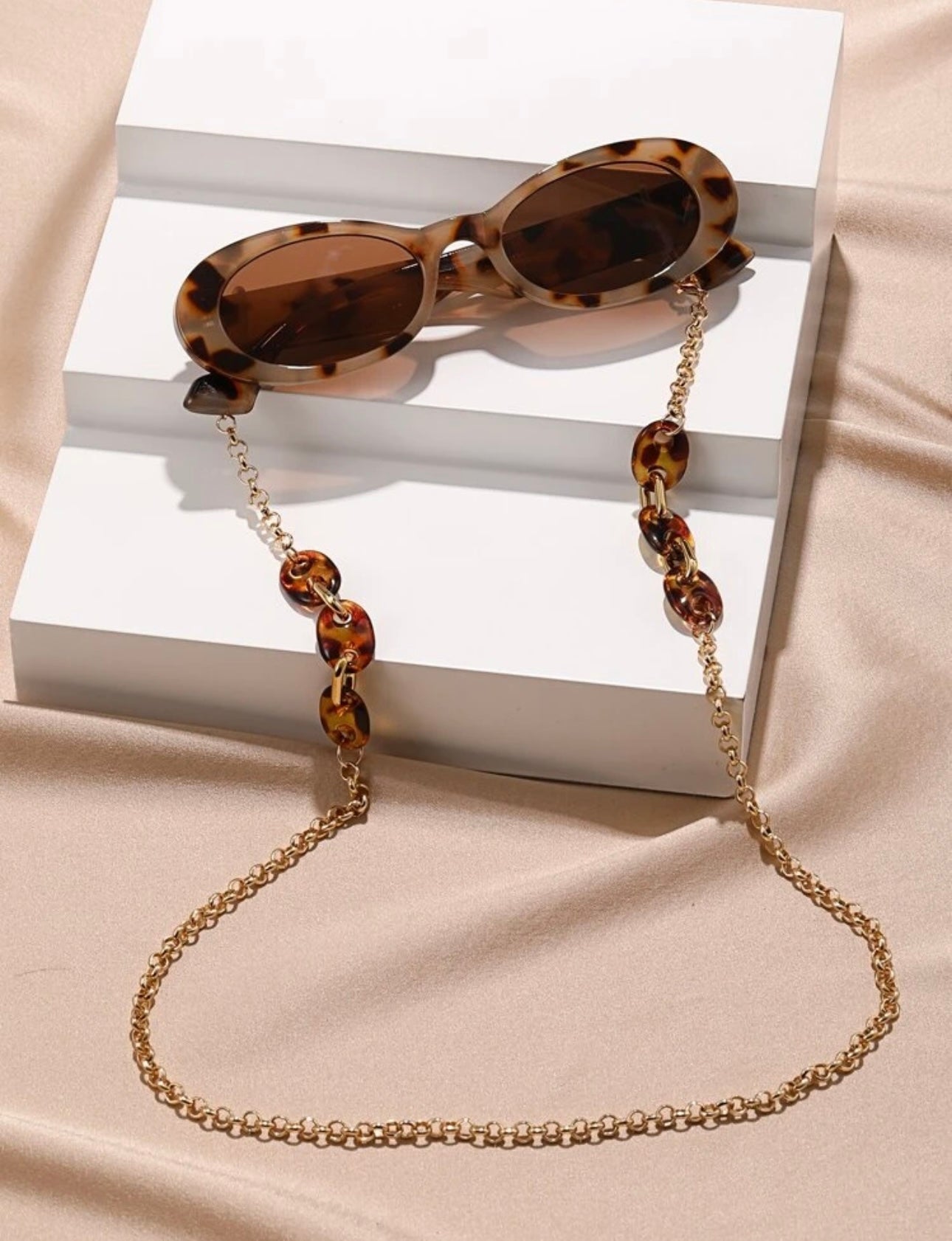 Spiral glasses with chain