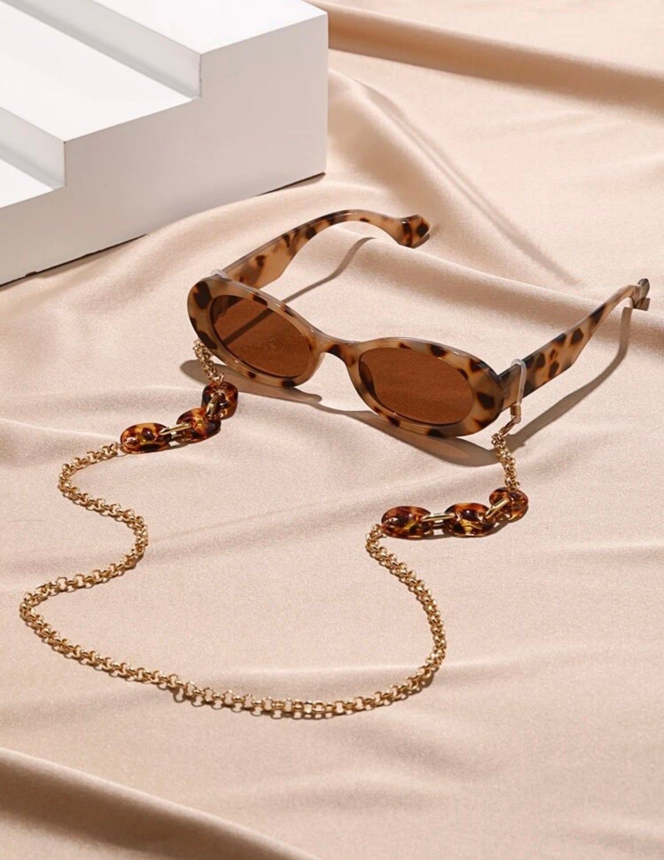 Spiral glasses with chain