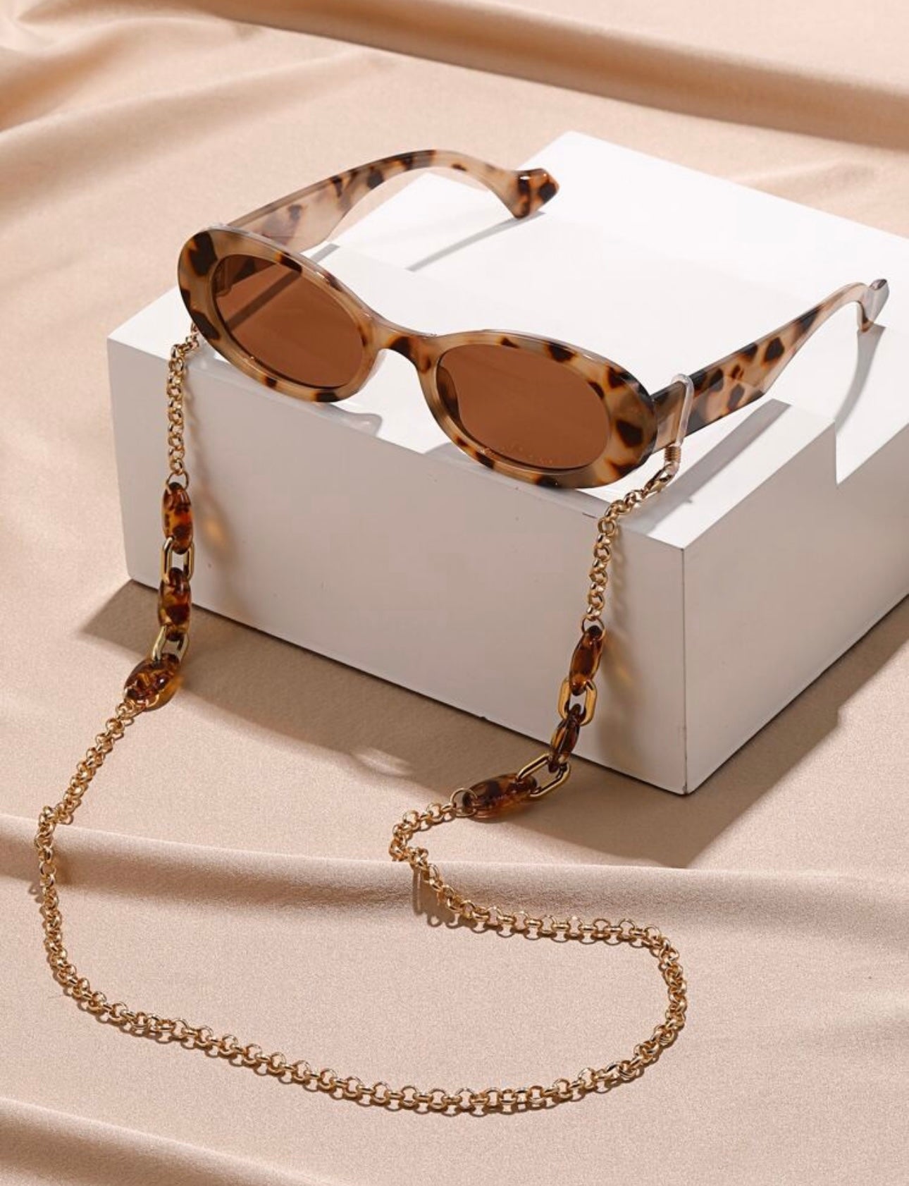 Spiral glasses with chain