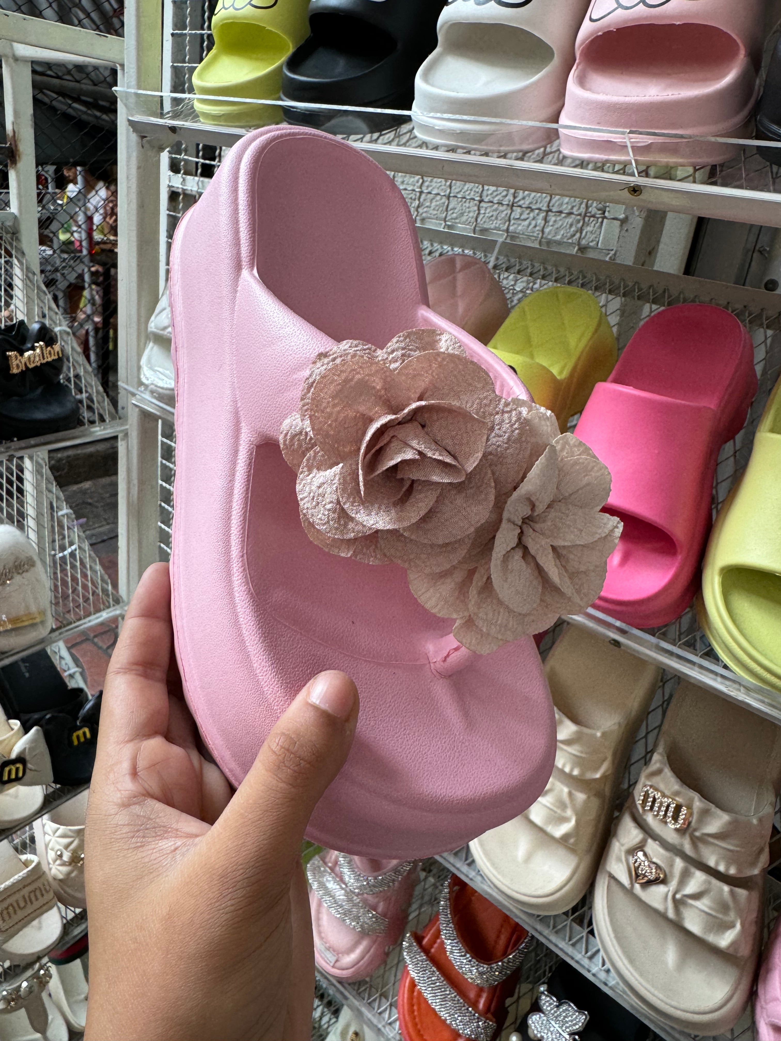 Floral inched slippers