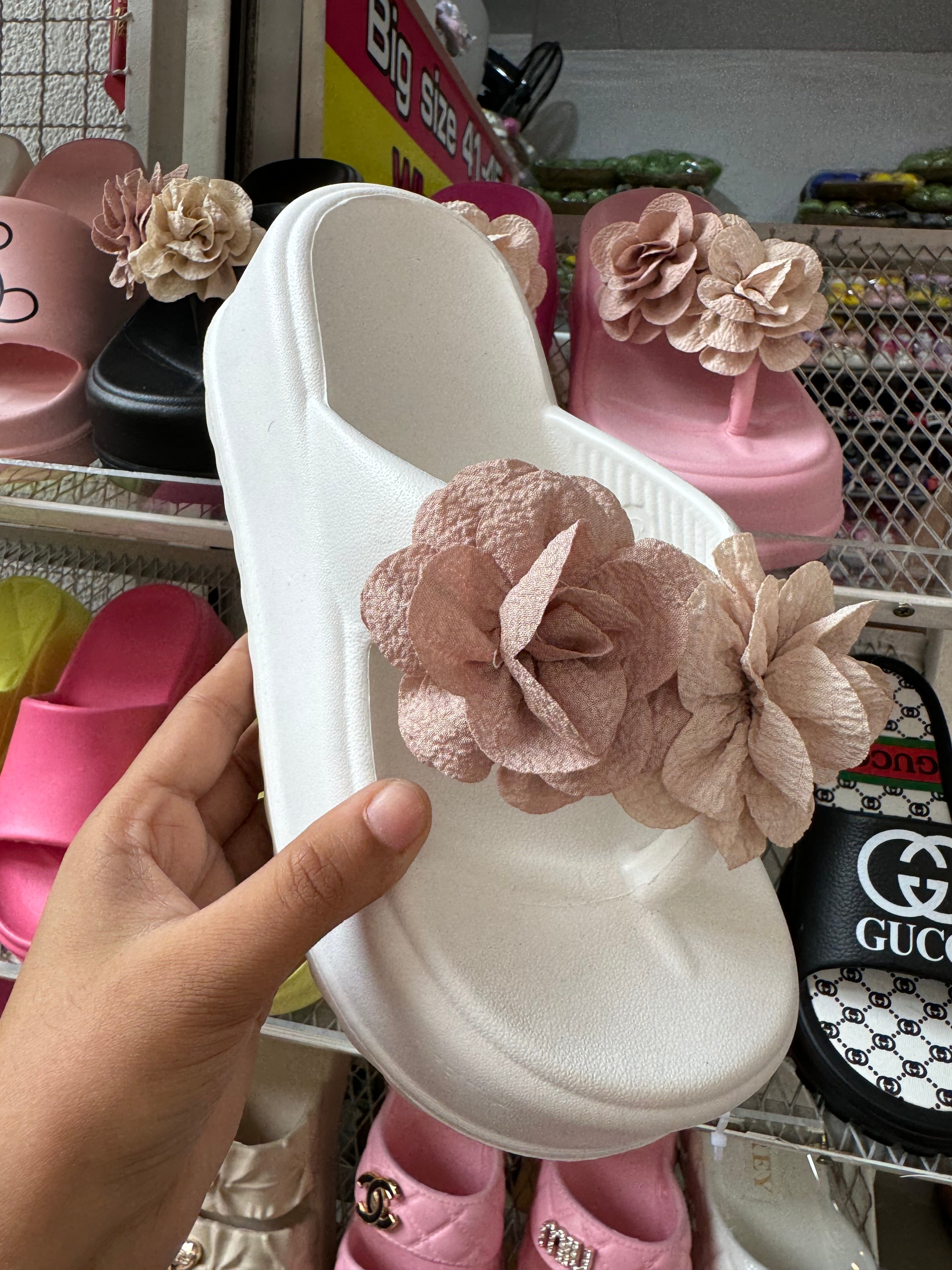 Floral inched slippers