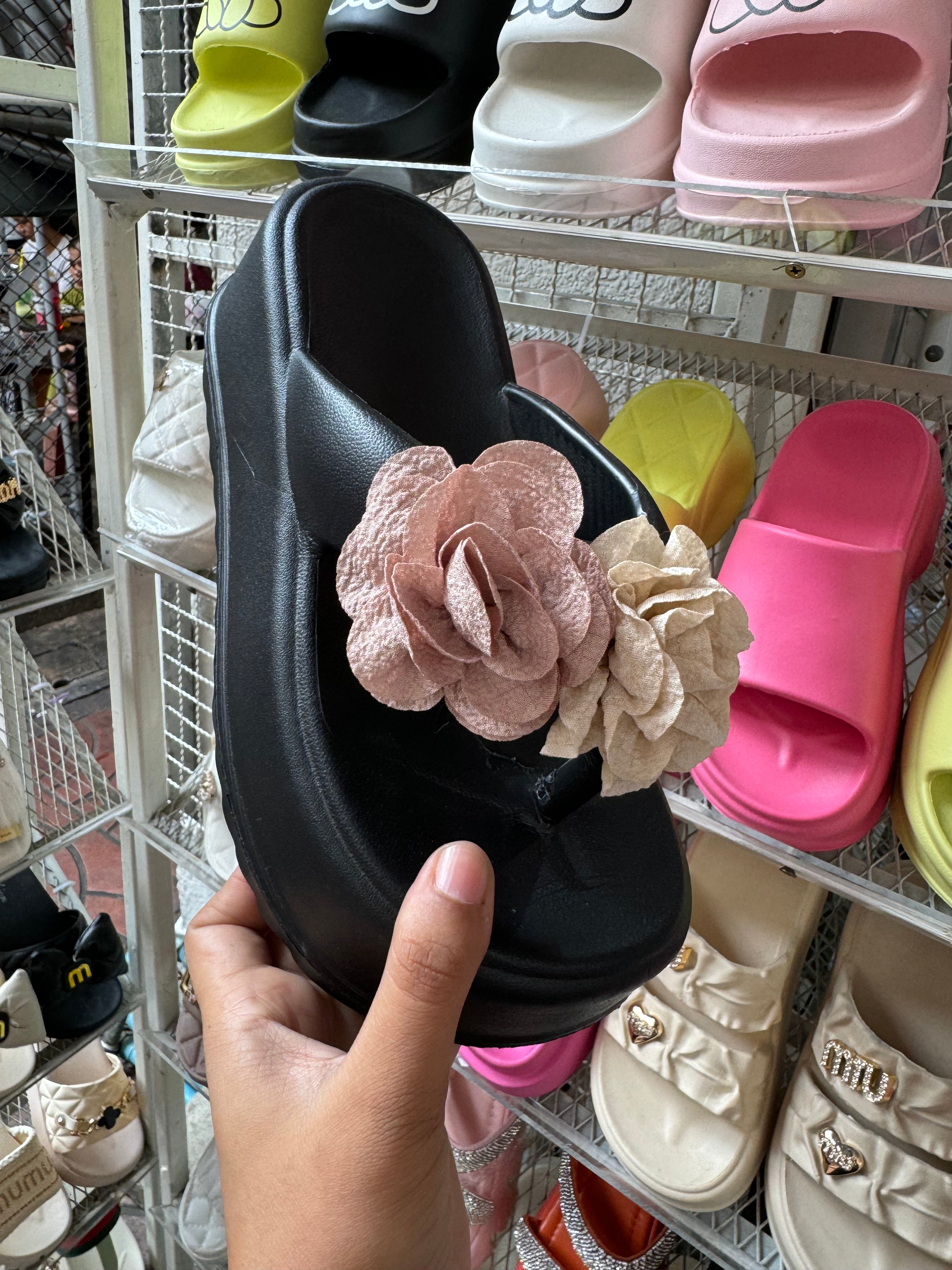 Floral inched slippers