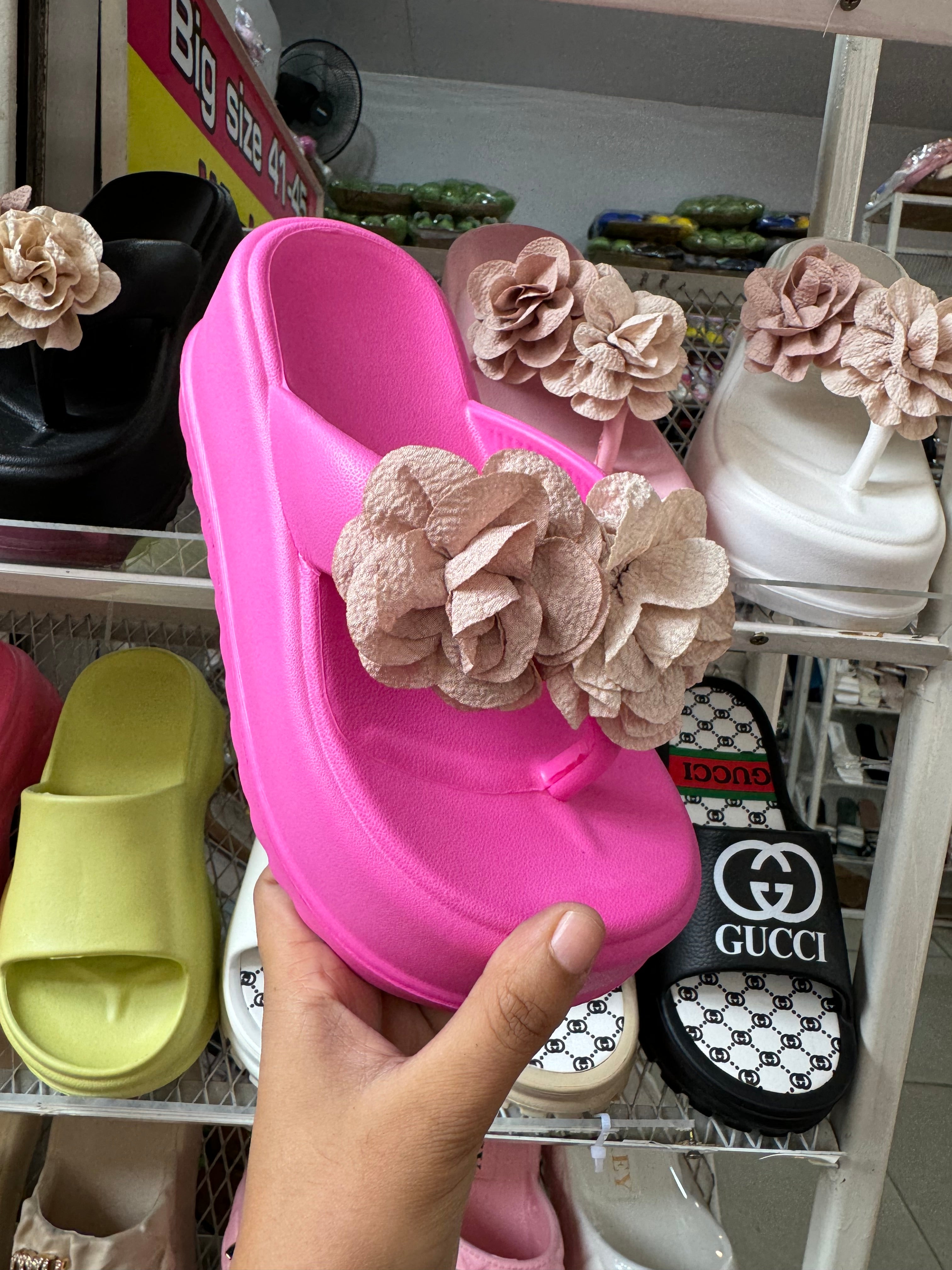 Floral inched slippers