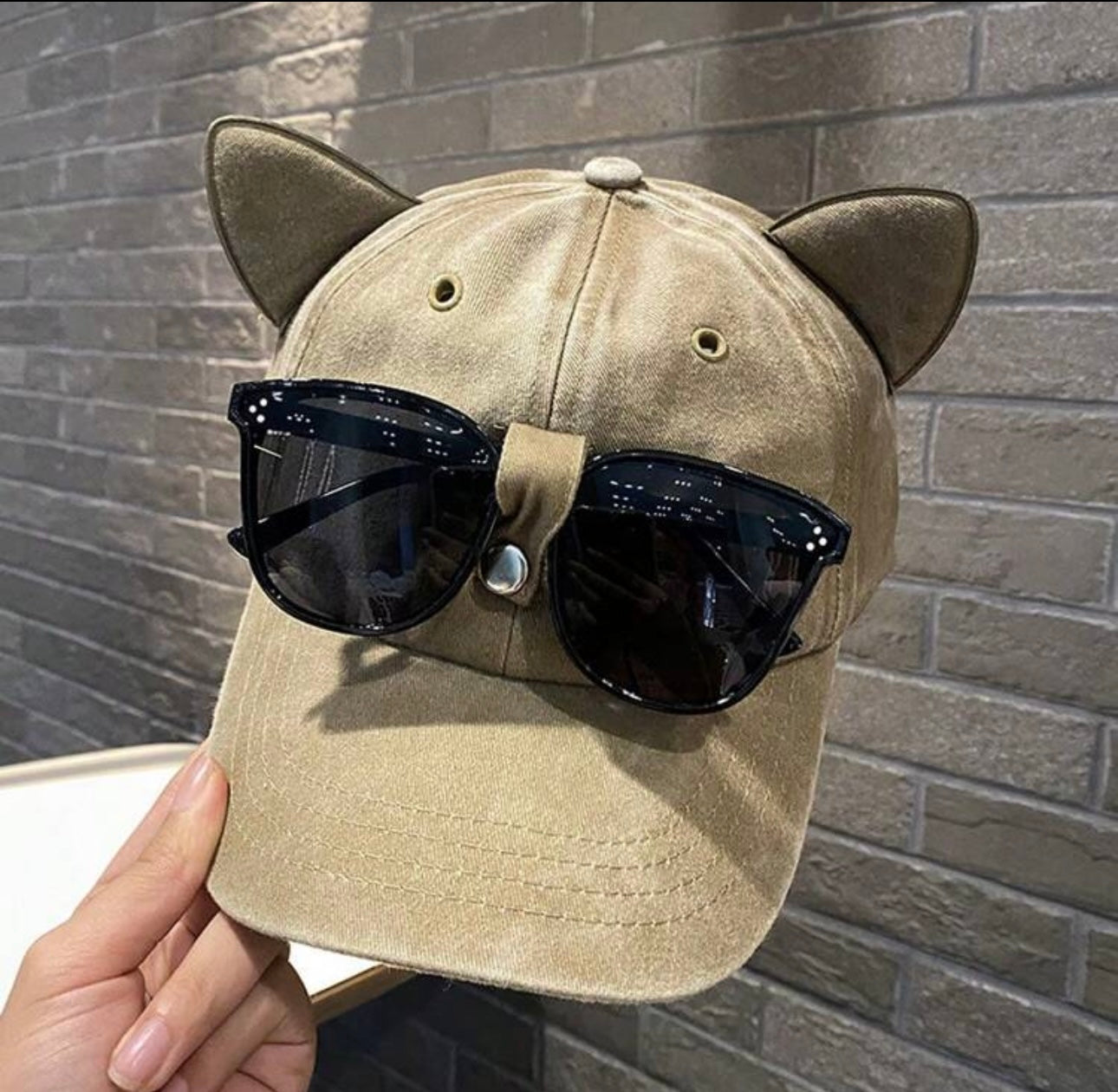 Denim cap with Sunglases