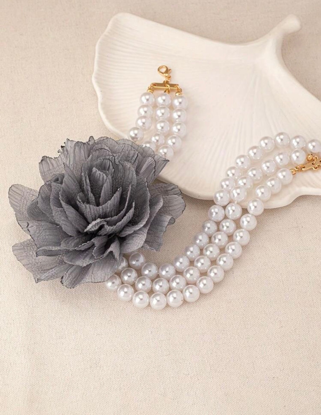 Pearl flower choker